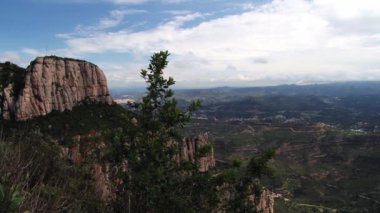 Montserrat, İspanya dağlardan yatay olarak görüntülemek.