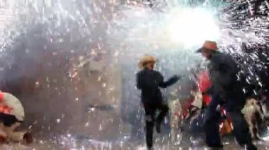 Dans insanlar ve Montblanc, İspanya gece havai fişek yakmak.