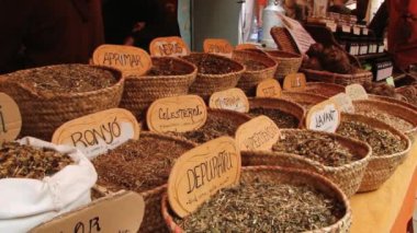 Montblanc, İspanya tarihi merkezi, ortaçağ Festivali sırasında sokak insanlar yürümek.