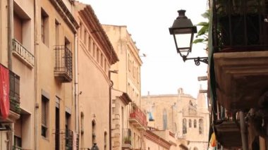 İnsanlar sokakta Montblanc, İspanya tarihi merkezi tarafından yürümek.