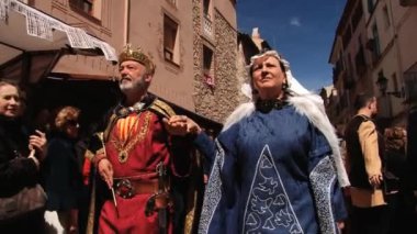 İnsanlar almak parçası Montblanc, İspanya tarihi parçası Street Ortaçağ Festivali sırasında geçmiş performans.