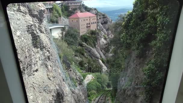 Visa från hytten av bergbanan flyttar nedåt från benediktinerklostret Santa Maria de Montserrat i Monistrol de Montserrat, Spanien. — Stockvideo