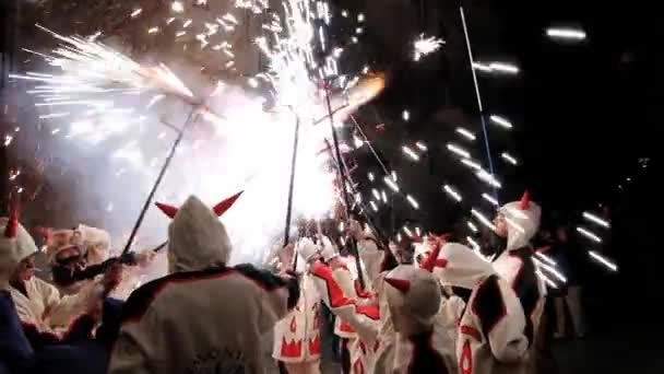 Les gens dansent et brûlent des pétards la nuit à Montblanc, Espagne . — Video
