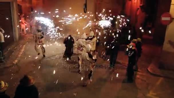 Les gens dansent et brûlent des pétards la nuit à Montblanc, Espagne . — Video