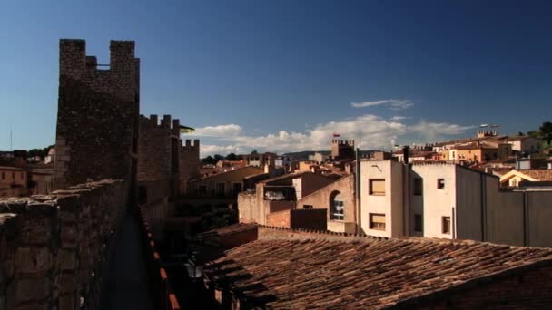 몽블랑, 스페인의 중세 마을의 역사적인 센터 보기. — 비디오