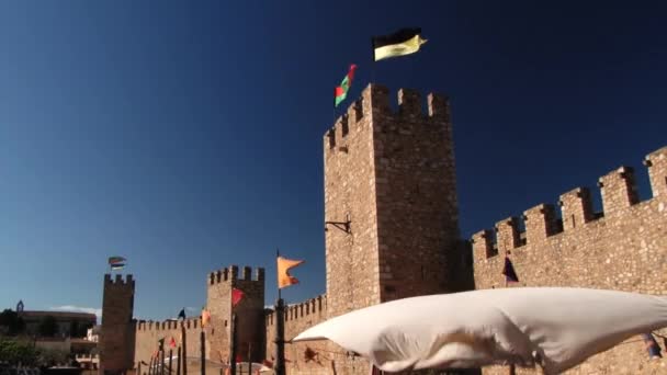 Blick auf die Mauer und die Türme des befestigten historischen Zentrums der mittelalterlichen Stadt Montblanc, Spanien. — Stockvideo