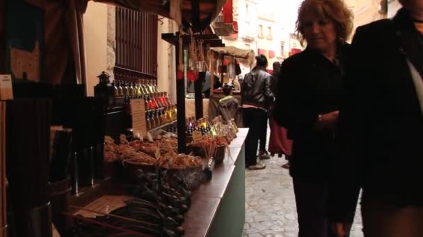 La gente camina por la calle durante el festival medieval en el centro histórico de Montblanc, España . — Vídeos de Stock