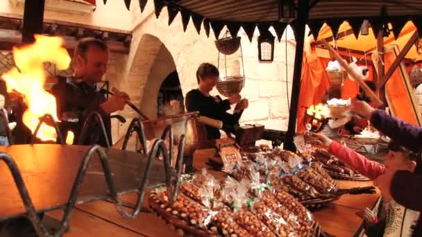 Menschen kaufen Süßigkeiten auf dem Wochenmarkt im historischen Zentrum von Montblanc, Spanien. — Stockvideo