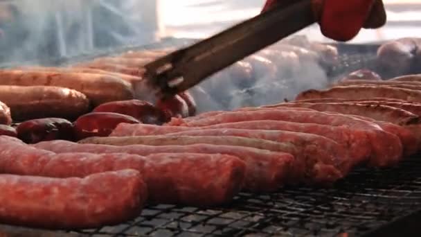 Mensen koken worst op straat tijdens de middeleeuwse festival in Montblanc, Spanje. — Stockvideo