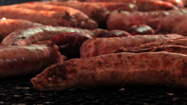 As pessoas cozinham salsichas na rua durante o festival medieval em Montblanc, Espanha . — Vídeo de Stock