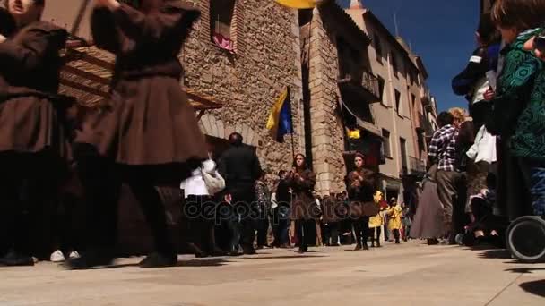 Les gens marchent avec des drapeaux pendant le festival médiéval par la rue de la partie historique de Montblanc, Espagne . — Video