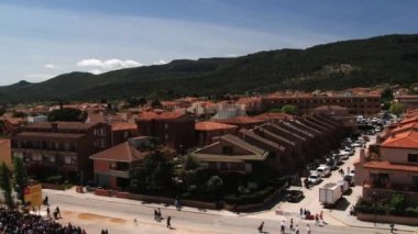 İnsanlar Montblanc, İspanya Meydanı'nda Ortaçağ Festivali sırasında seyirler.  