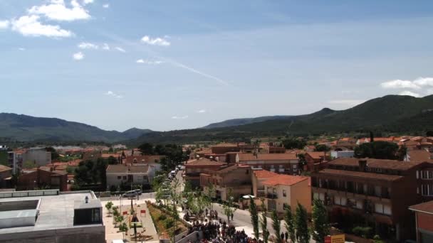 Les gens apprécient le spectacle lors du festival médiéval sur la place Montblanc, Espagne . — Video