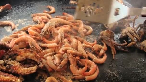 Man fries shrimps at the stove in Punto Cana, República Dominicana . — Vídeo de stock