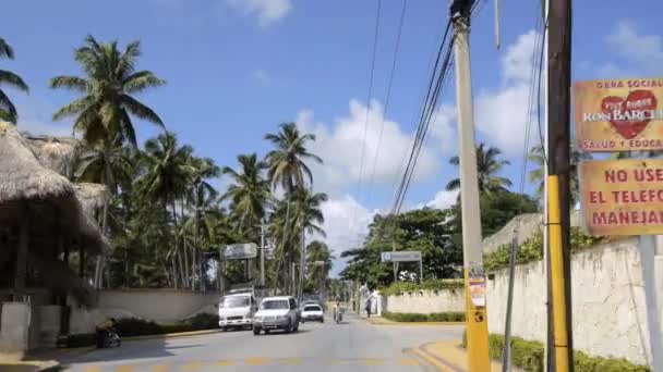 Blick aus einem vorbeifahrenden Auto in Punto Cana, Dominikanische Republik. — Stockvideo