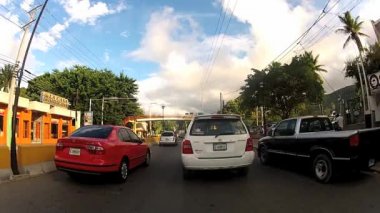 Puerto Plata, Dominik Cumhuriyeti için asfalt karayolu ile sürüş araba görüntülemek.