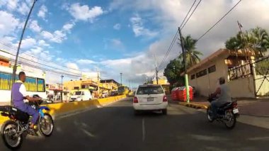 Puerto Plata, Dominik Cumhuriyeti için asfalt karayolu ile sürüş araba görüntülemek. 