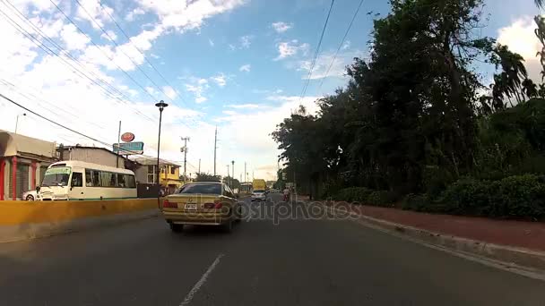 Výhled z auta asfaltové silnici v Puerto Plata, Dominikánská republika. — Stock video