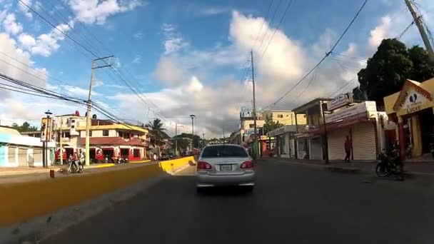 Výhled z auta asfaltové silnici v Puerto Plata, Dominikánská republika. — Stock video