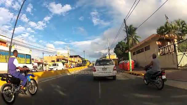 Vista desde el coche conduciendo por la carretera asfaltada en Puerto Plata, República Dominicana . — Vídeos de Stock