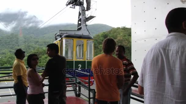 As pessoas esperam que a gôndola do teleférico chegue à estação em Puerto Plata, República Dominicana . — Vídeo de Stock