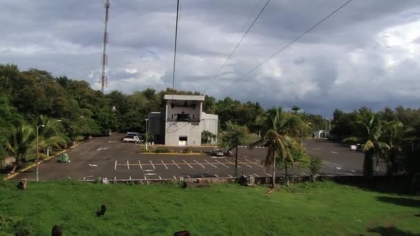Blick auf die Talstation der Seilbahn von der abfahrenden Gondel in Puerto Plata, Dominikanische Republik. — Stockvideo
