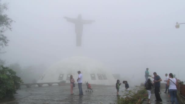 La gente hace fotos de viajes en la cima de la montaña Isabel de Torres con un clima brumoso en Puerto Plata, República Dominicana . — Vídeo de stock