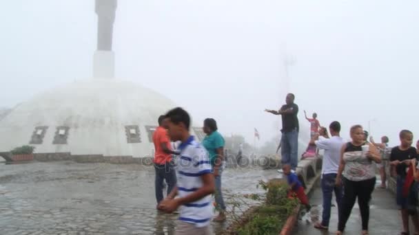 Menschen machen Reisefotos auf der Spitze des Berges Isabel de Torres bei nebligem Wetter in Puerto Plata, Dominikanische Republik. — Stockvideo