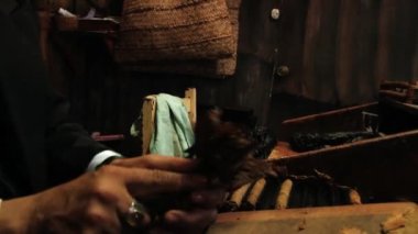 Kişi bir puro Punto Cana, Dominik Cumhuriyeti için üretir.