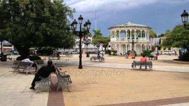 İnsanlar Puerto Plata, Dominik Cumhuriyeti merkezi kare sakin ol..