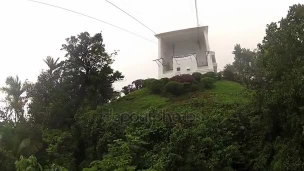 Vista alla stazione a monte della funivia dalla cabinovia in arrivo a Puerto Plata, Repubblica Dominicana . — Video Stock