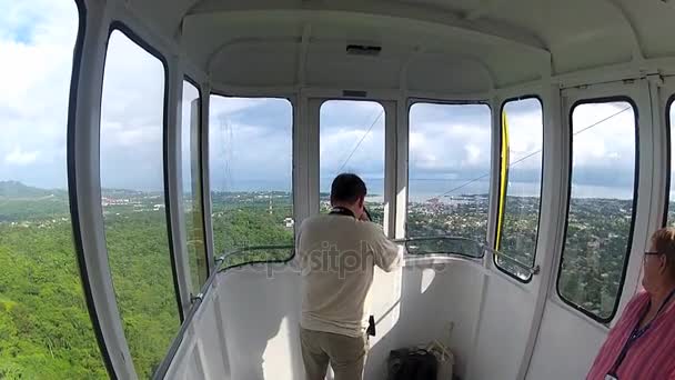 Persona fa foto dalla funivia in movimento in gondola a Puerto Plata, Repubblica Dominicana . — Video Stock