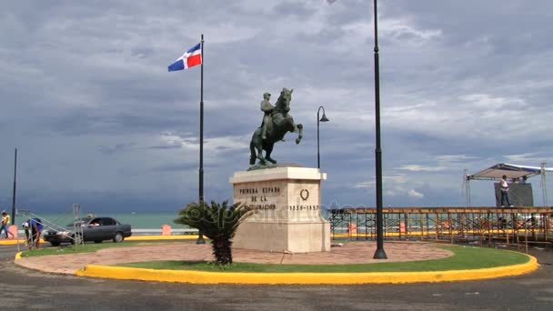 Außenseite des Reiterstandbildes für den allgemeinen gregorio luperon in puerto plata, Dominikanische Republik. — Stockvideo