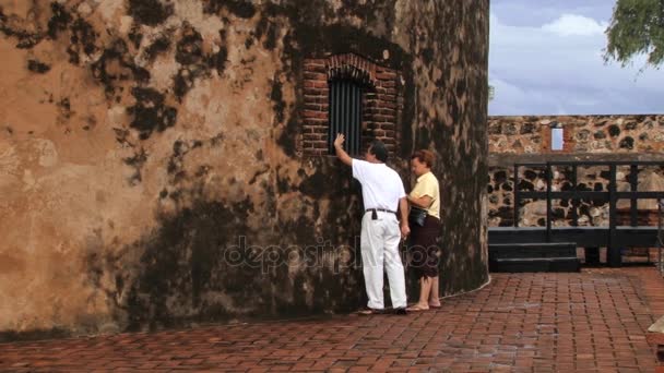Ludzie odwiedzić San Felipe Fort w Puerto Plata, Dominikana. — Wideo stockowe