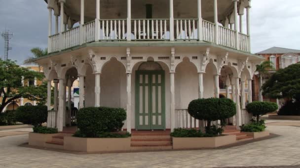 Exterior del edificio histórico en la plaza central de Puerto Plata, República Dominicana . — Vídeos de Stock