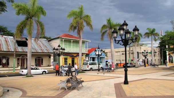 Mensen ontspannen op het centrale plein van de Puerto Plata, Dominicaanse Republiek. — Stockvideo