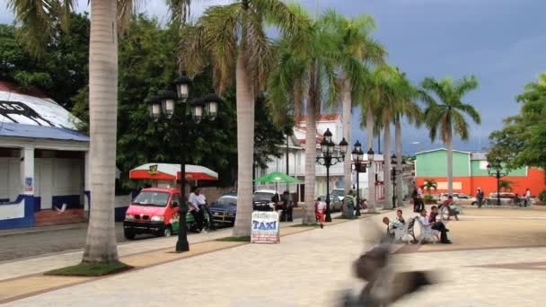 La gente si rilassa nella piazza centrale di Puerto Plata, Repubblica Dominicana . — Video Stock