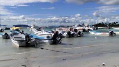 Bayahibe, Dominik Cumhuriyeti için limanında demirlemiş tekneler için görüntüleyin.