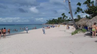 İnsanlar La Romana, Dominik Cumhuriyeti plajda sakin ol.