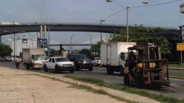 Santo Domingo, Dominik Cumhuriyeti için karayoluyla arabaları geçmek.