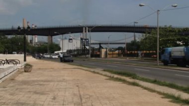 Santo Domingo, Dominik Cumhuriyeti için karayoluyla arabaları geçmek.