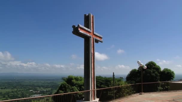 Moderna cross med utsikt över dalen Cibao i Santo Cerro, Dominikanska Republiken. — Stockvideo