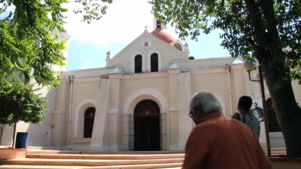 Οι άνθρωποι επισκέπτονται την ιστορική εκκλησία στο Santo Cerro, Δομινικανή Δημοκρατία. — Αρχείο Βίντεο