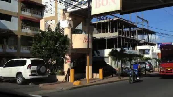 フランシスコ ・ デ ・ マコリス、ドミニカ共和国の街を通り過ぎる車を表示します。. — ストック動画