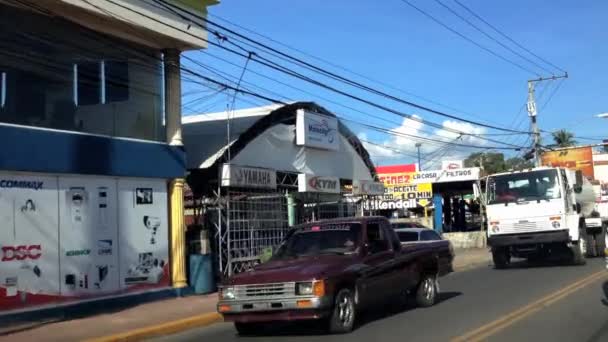 Вид на автомобили, проезжающие по улице Франсиско де Макорис, Доминиканская Республика . — стоковое видео