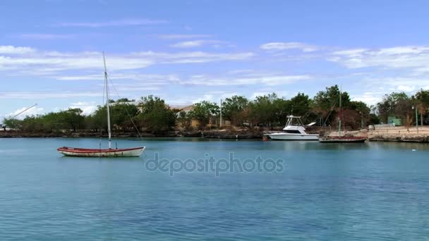 Visa till hamnen i Bayahibe staden i Bayahibe, Dominikanska Republiken. — Stockvideo