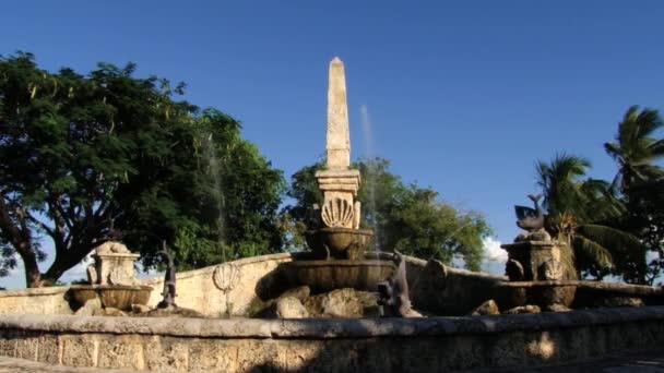 Außenseite des Brunnens in der Casa de Campo, Dominikanische Republik. — Stockvideo