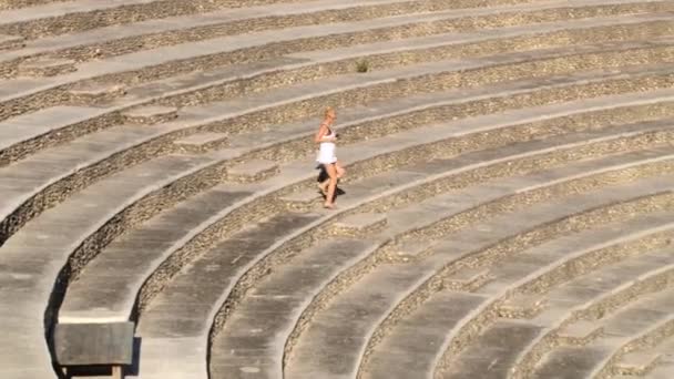 Touristen besuchen Amphitheater in Casa de Campo, Dominikanische Republik. — Stockvideo