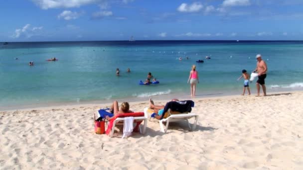 As pessoas relaxam na praia em La Romana, República Dominicana . — Vídeo de Stock