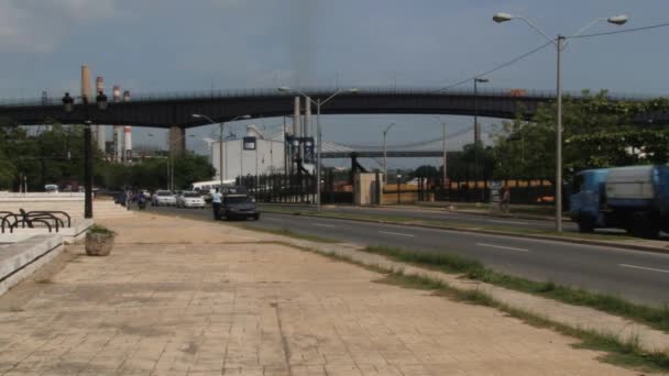 Coches pasan por la carretera en Santo Domingo, República Dominicana . — Vídeos de Stock